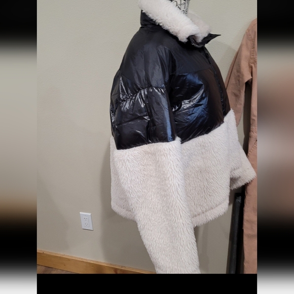 N + Loey Paris  Womens SZ 38 US SZ 8. Black and White Contrast-panel funnel-neck - Picture 2 of 12